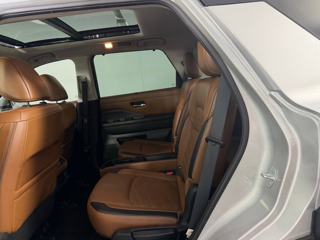 Used 2023 Nissan Pathfinder Platinum image 25