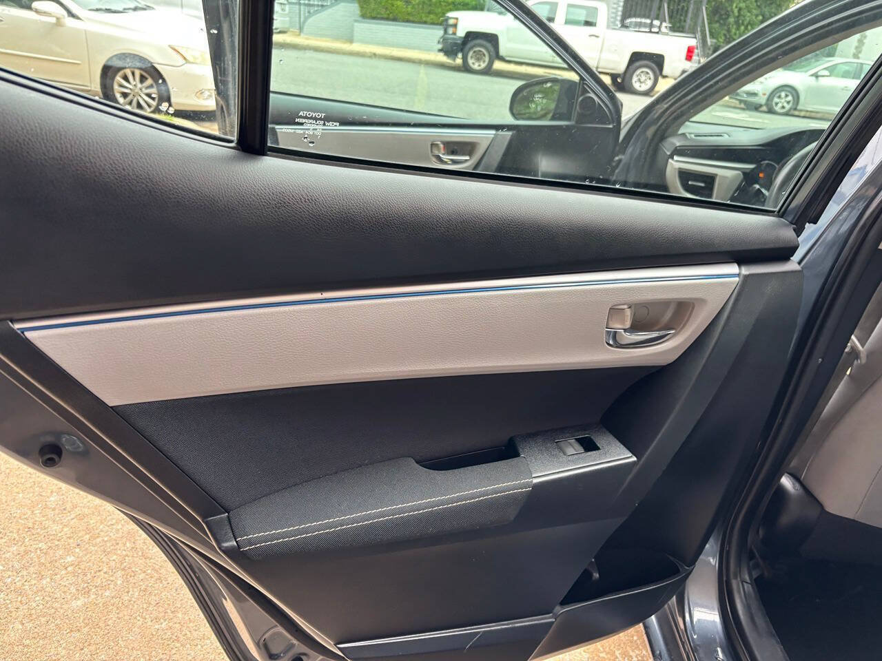 Used 2015 Toyota Corolla LE FWD image 18