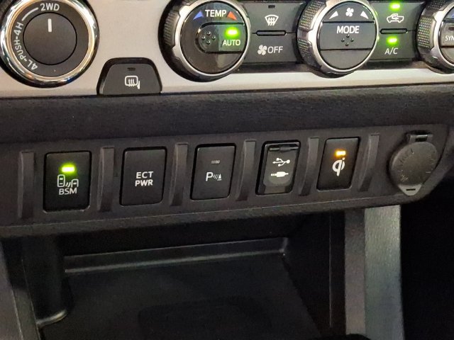 Used 2016 Toyota Tacoma Limited w/ Towing Package AWD/4WD image 24