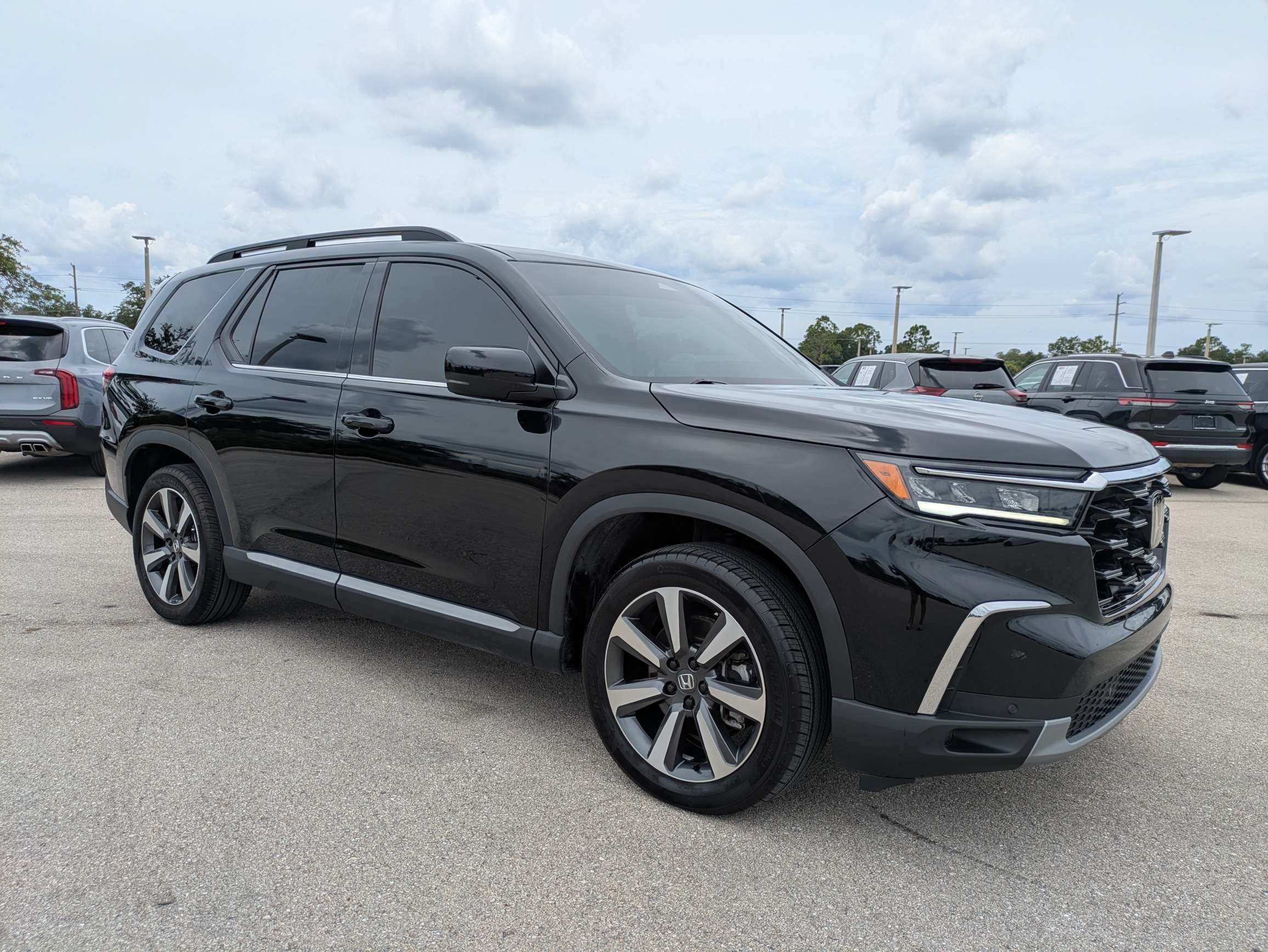 Used 2025 Honda Pilot Touring image 2