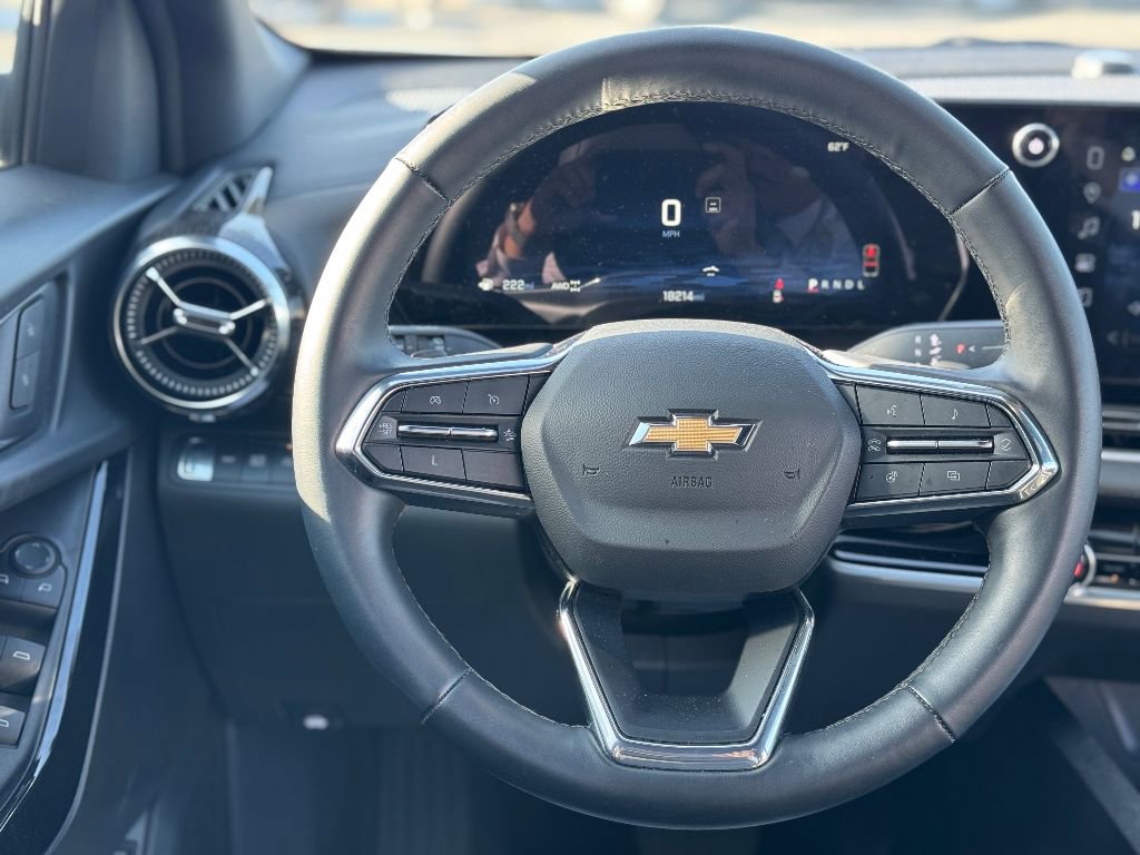 Used 2025 Chevrolet Equinox LT w/ Convenience Package II AWD/4WD image 3