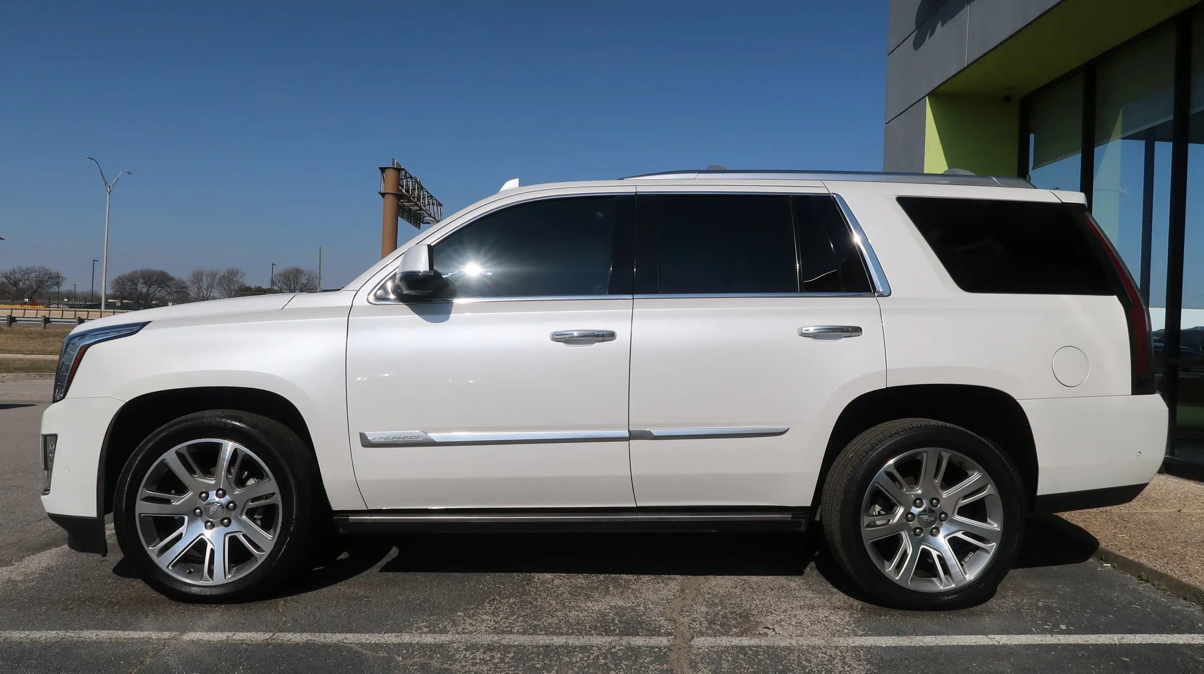 Used 2018 Cadillac Escalade Premium Luxury AWD/4WD image 7