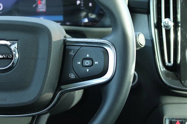 Used 2025 Volvo XC40 B5 Plus image 27