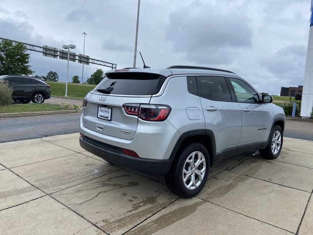 Used 2024 Jeep Compass Latitude AWD/4WD image 11