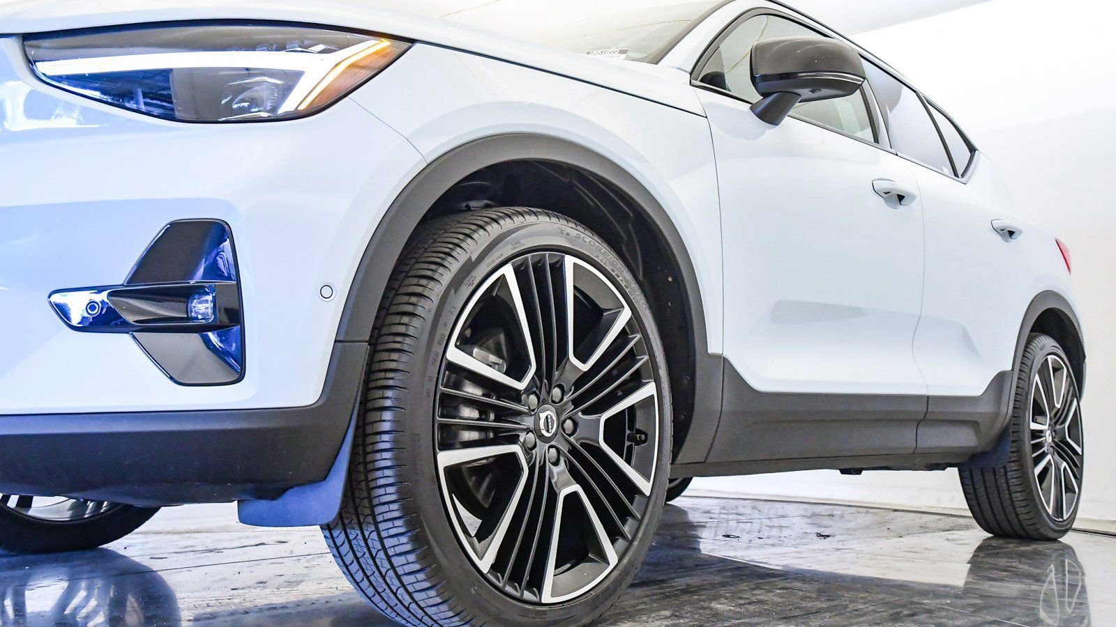 Certified 2025 Volvo XC40 B5 Ultra w/ Climate Package image 9