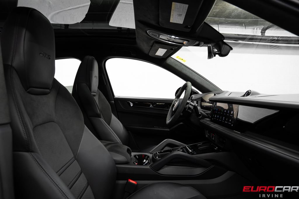 Used 2025 Porsche Cayenne GTS image 32