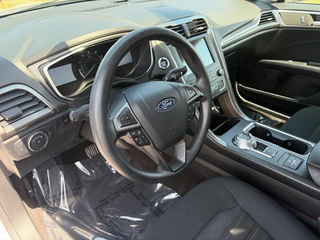 Used 2020 Ford Fusion SE FWD image 9