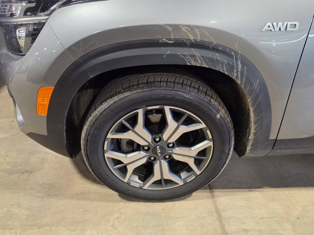 Used 2023 Kia Seltos EX AWD/4WD image 3