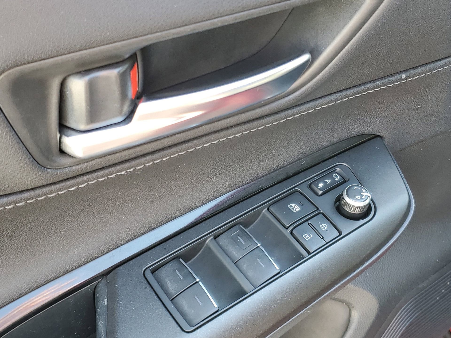 Used 2021 Toyota Venza LE image 18