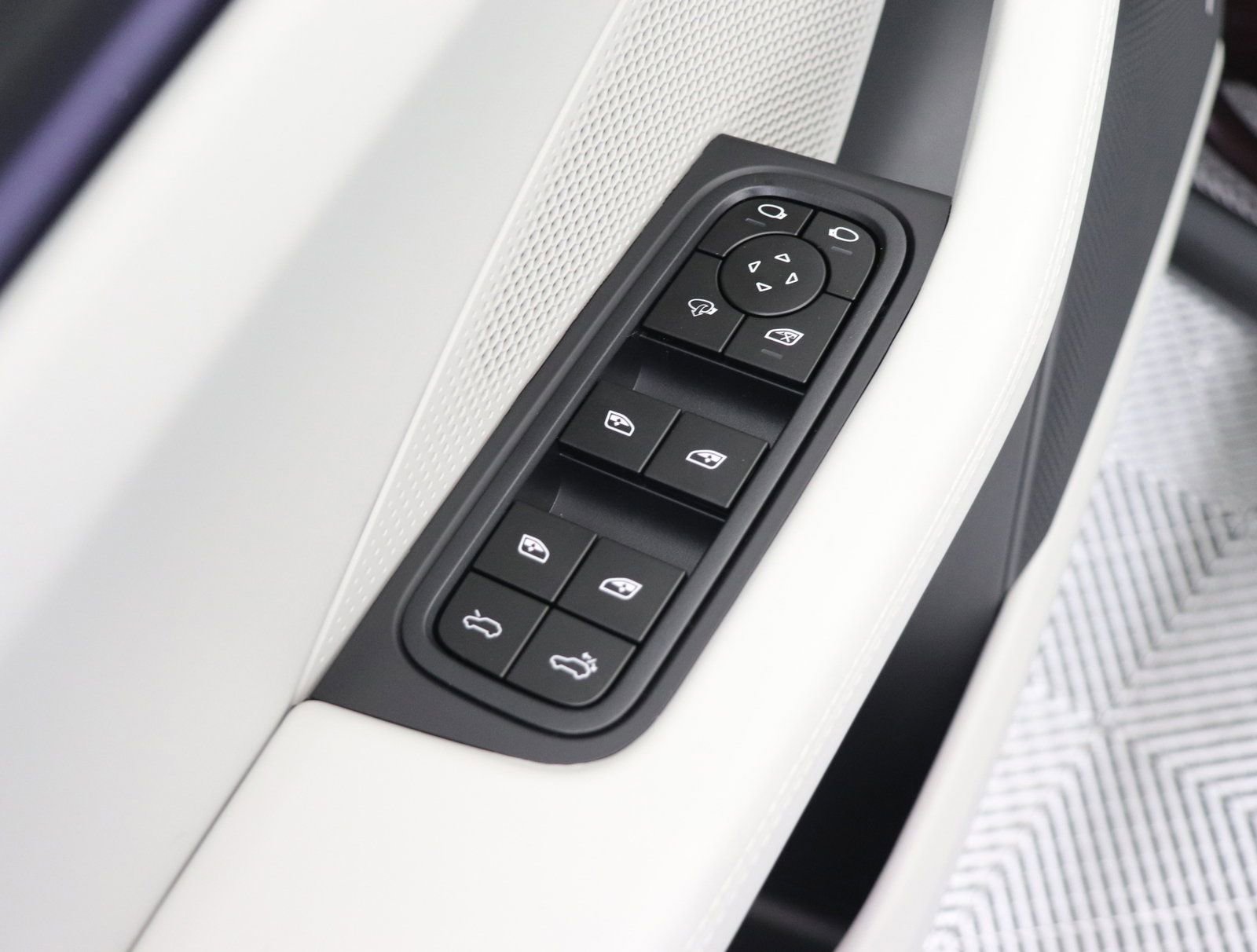 Certified 2025 Porsche Macan 4S Electric AWD/4WD image 15