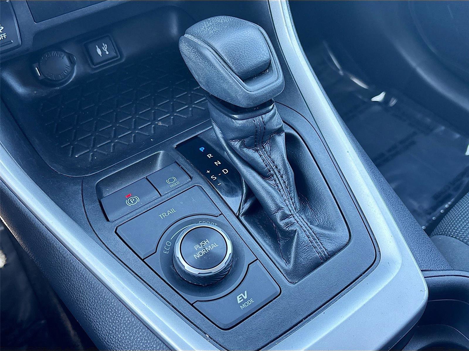 Used 2019 Toyota RAV4 LE image 17