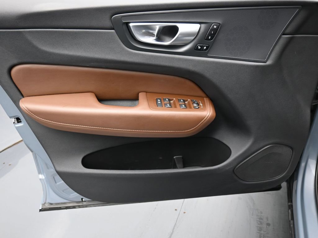 Used 2024 Volvo XC60 B5 Plus AWD/4WD image 9