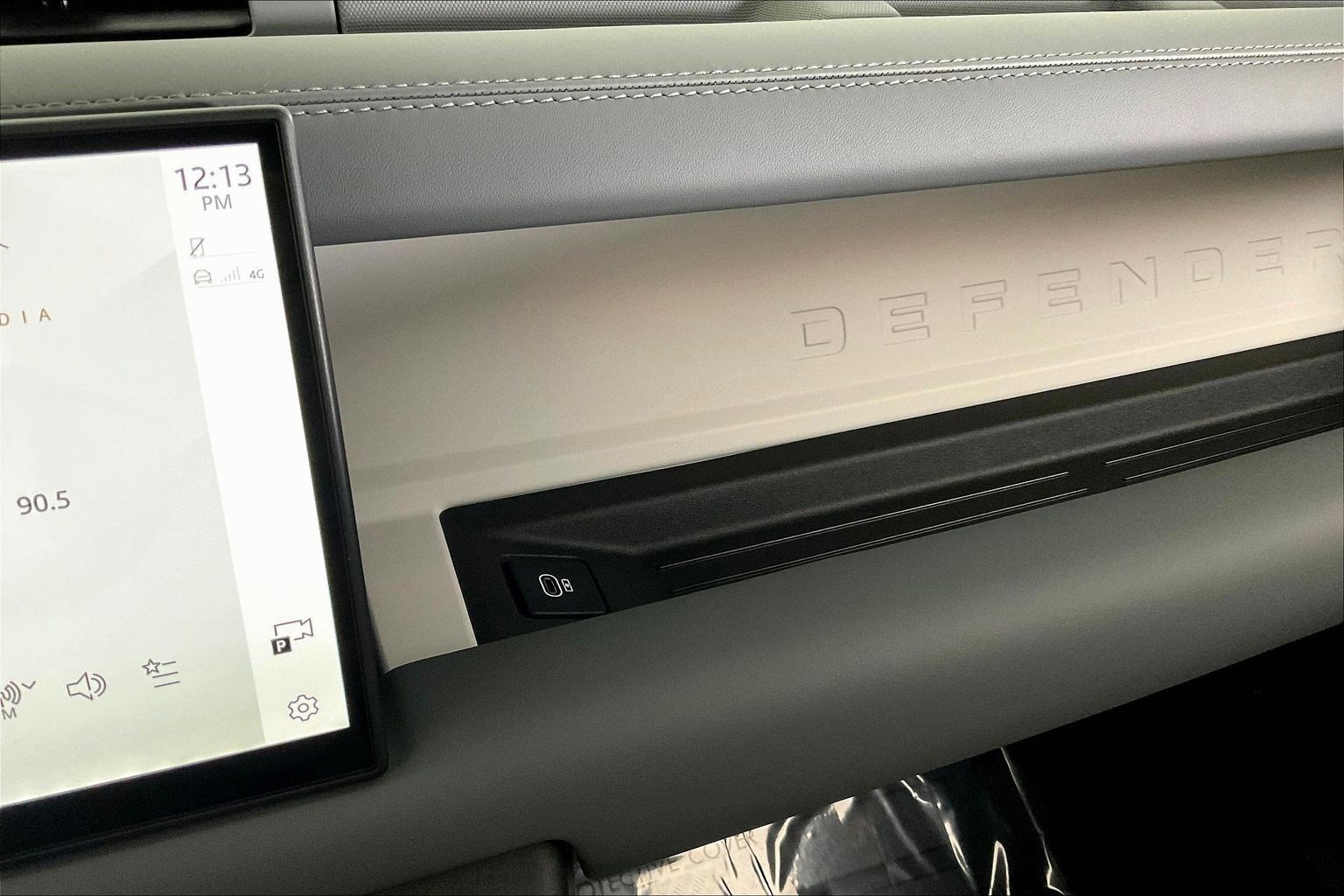 Used 2025 Land Rover Defender 110 X-Dynamic SE image 16