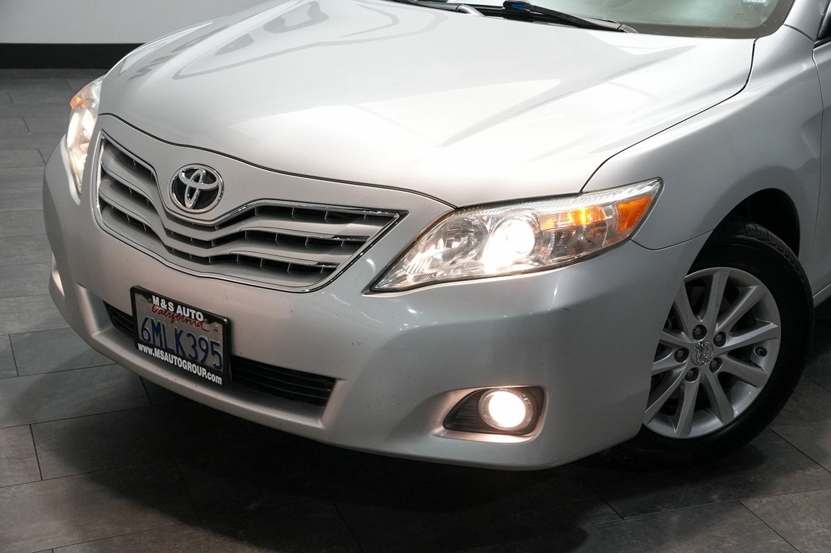 Used 2011 Toyota Camry XLE w/ SE/XLE Extra-Value Pkg FWD image 3