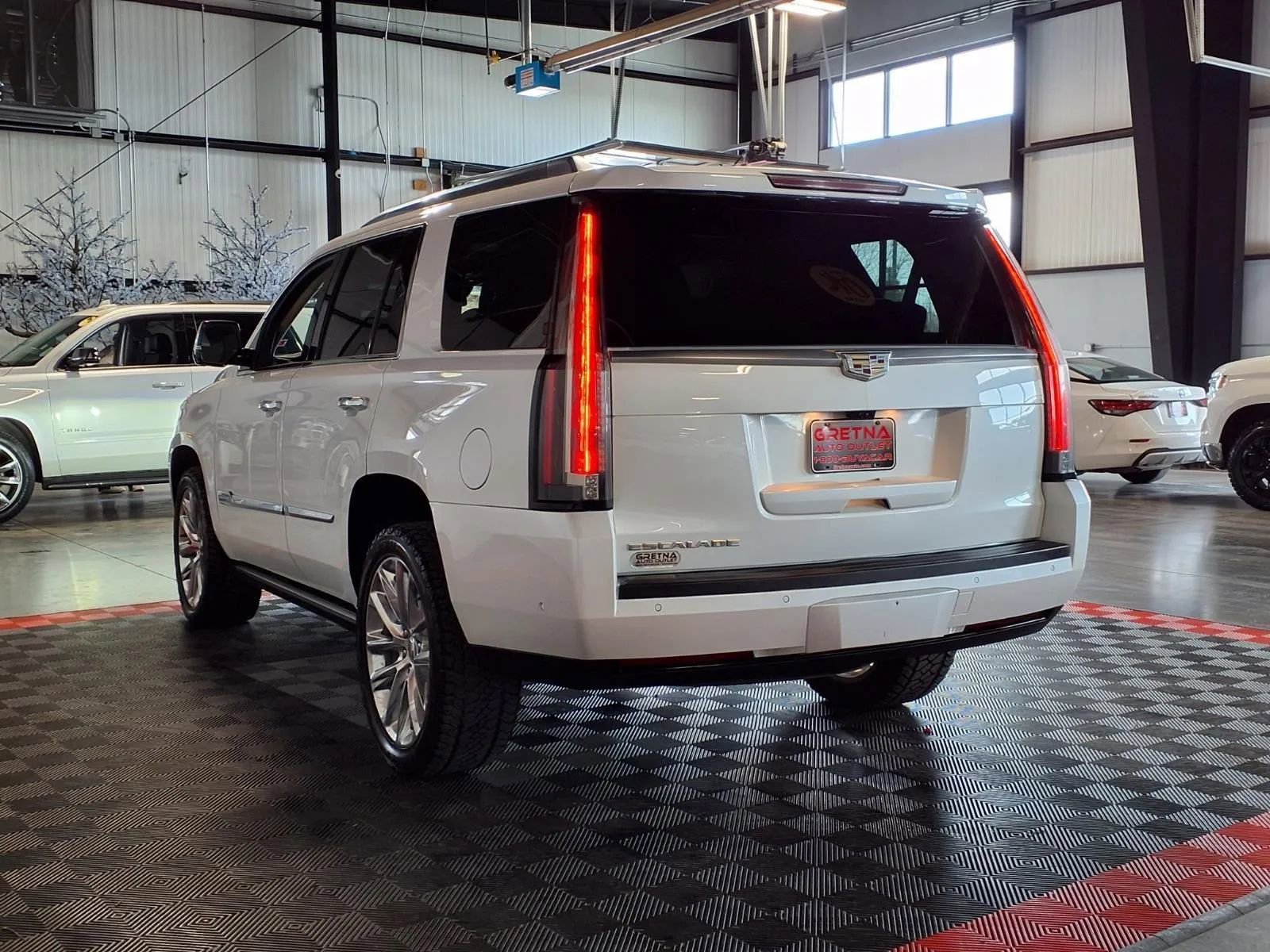 Used 2018 Cadillac Escalade Premium Luxury image 4