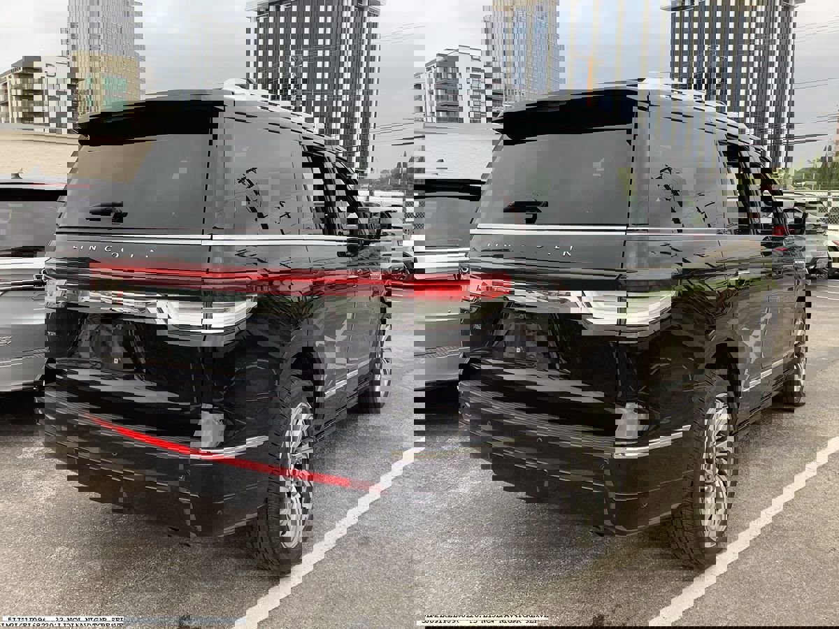 Used 2023 Lincoln Navigator Reserve image 5