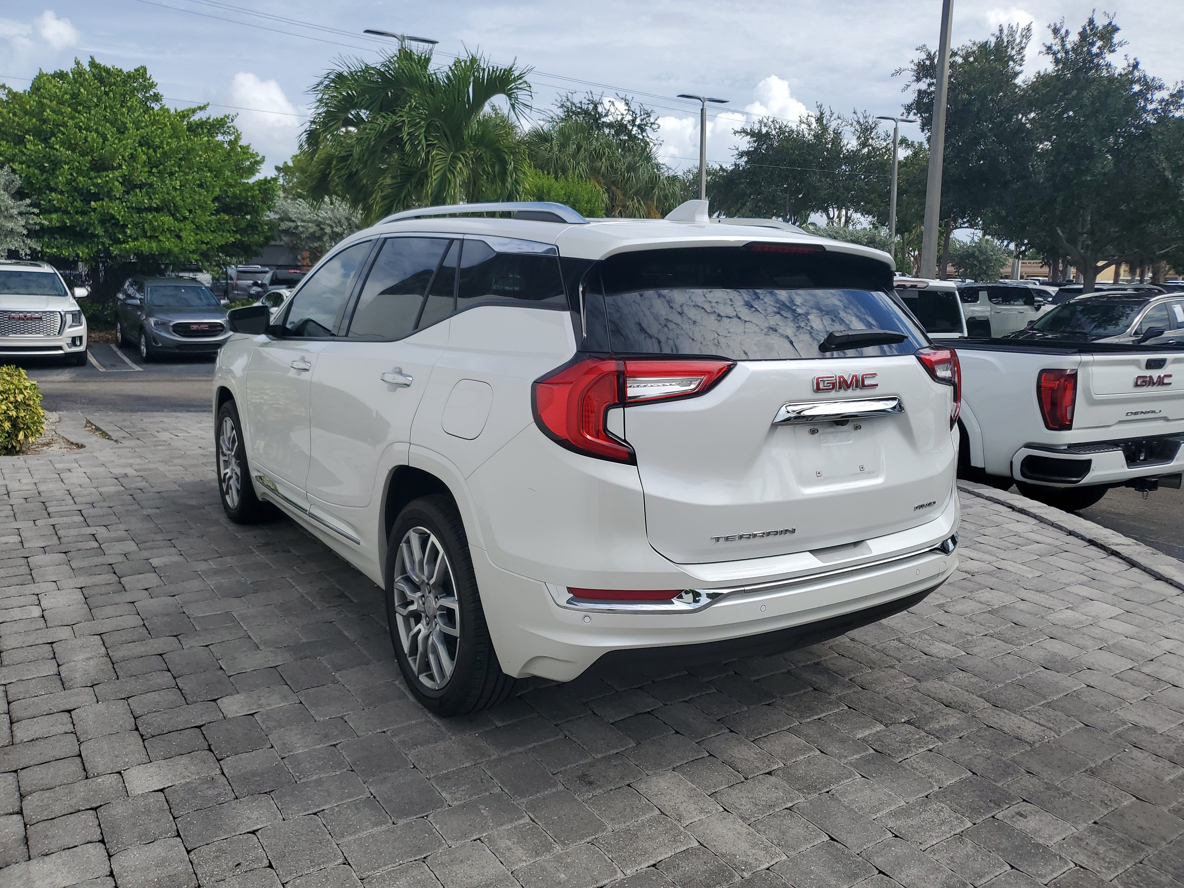 Used 2024 GMC Terrain Denali w/ Denali Premium Package AWD/4WD image 4