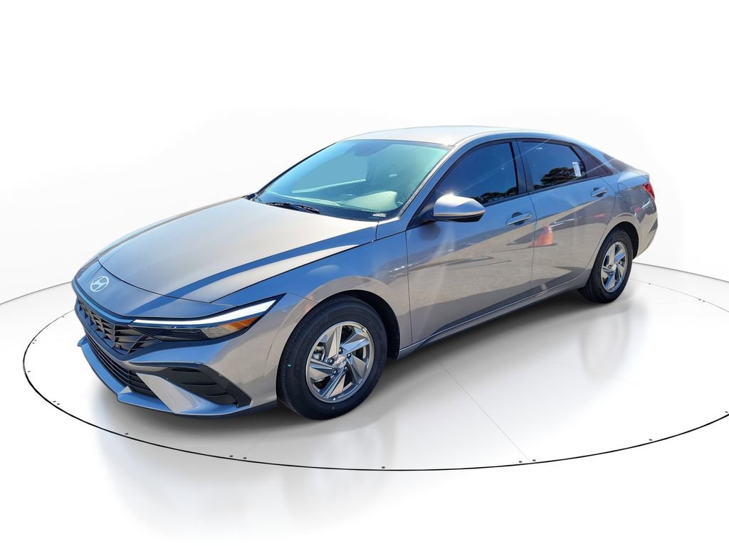 Used 2025 Hyundai Elantra SE image 2