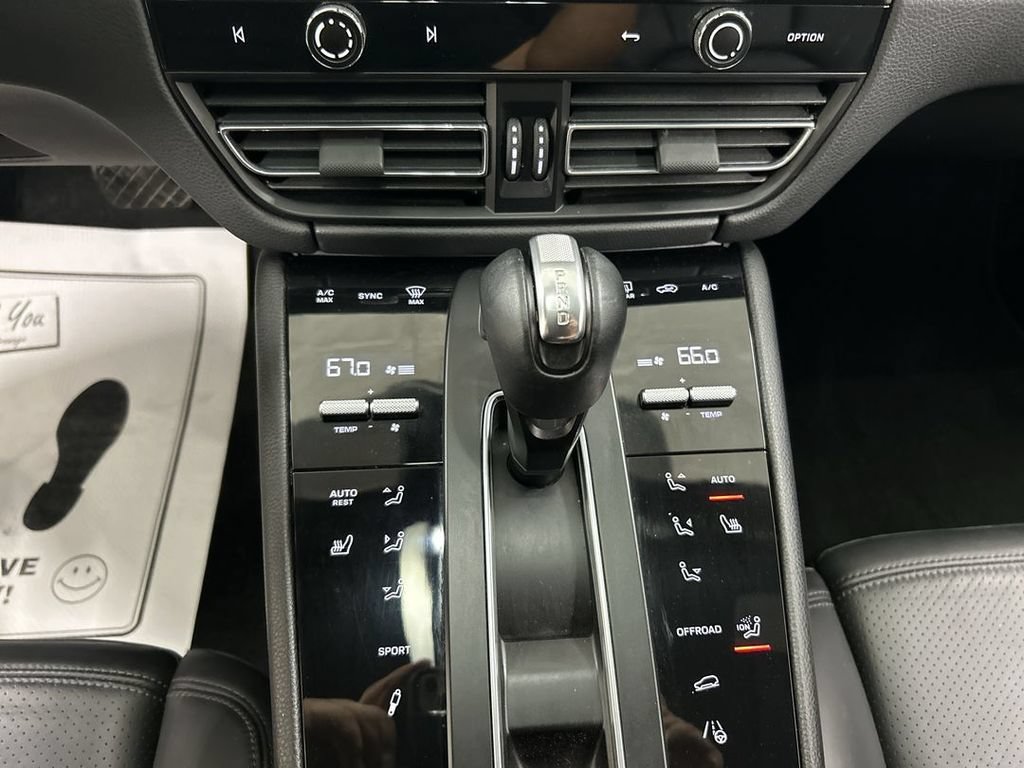 Certified 2022 Porsche Macan S AWD/4WD image 18