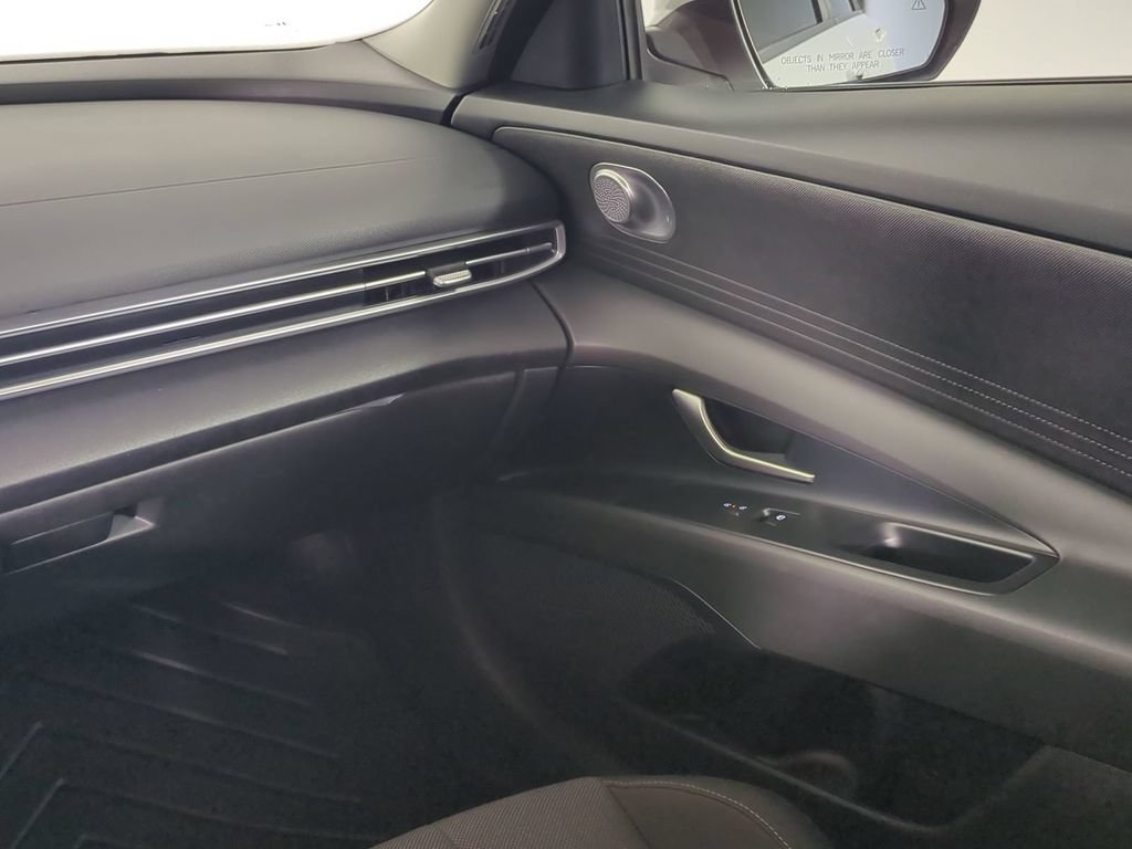Used 2025 Hyundai Elantra SE FWD image 18