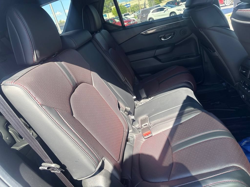 Used 2025 Honda Pilot Black Edition image 28