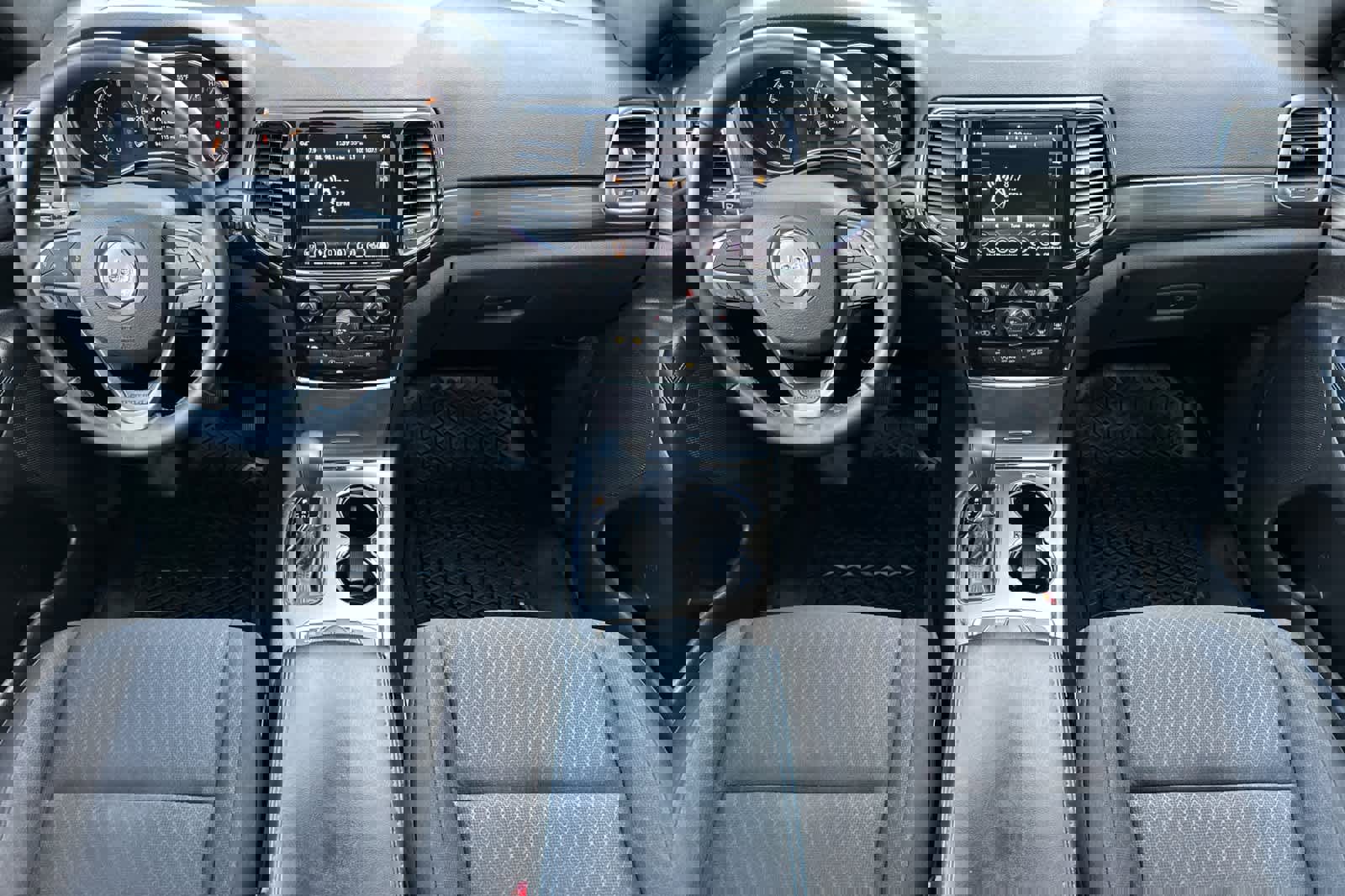 Used 2019 Jeep Grand Cherokee Laredo image 3