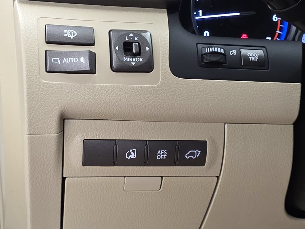 Used 2010 Lexus LX 570 4WD w/ Luxury Pkg image 36