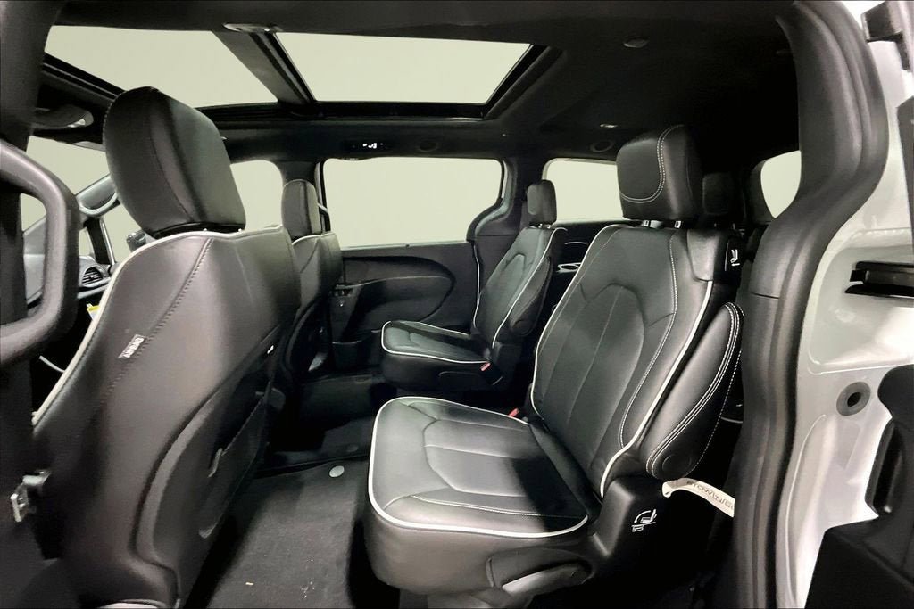 New 2026 Chrysler Pacifica Limited w/ S Appearance Package image 12