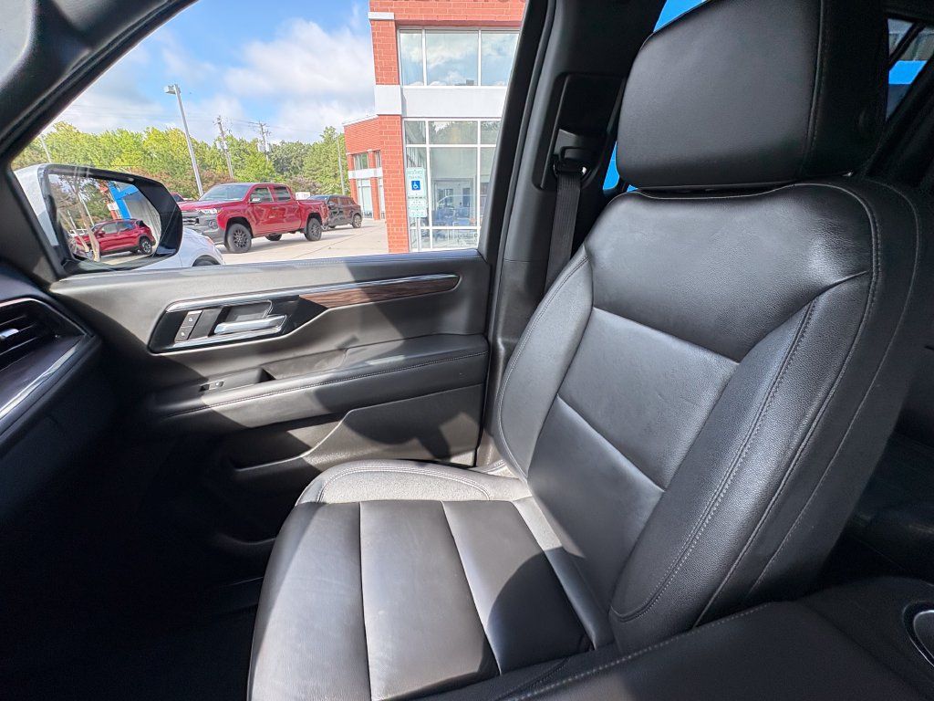 Used 2025 Chevrolet Suburban Z71 AWD/4WD image 12