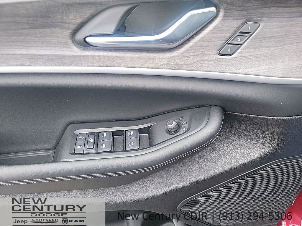 Used 2025 Jeep Grand Cherokee L Limited AWD/4WD image 9