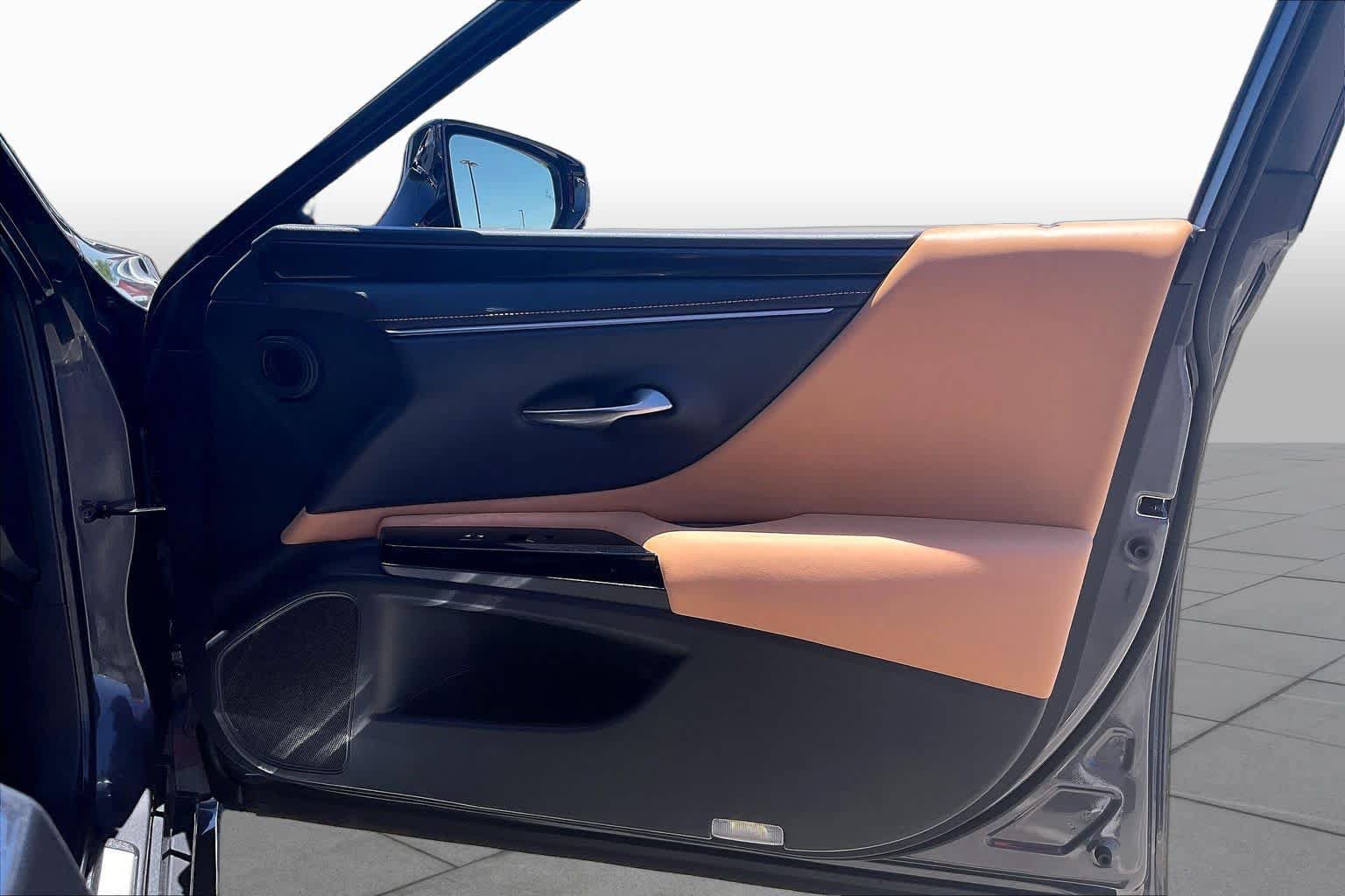 Used 2025 Lexus ES 350 w/ Accessory Package (P3) FWD image 21