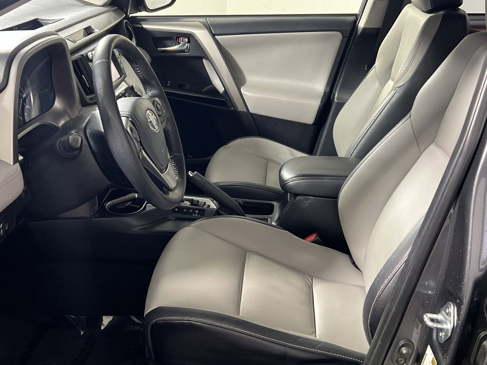 Used 2018 Toyota RAV4 Limited image 13