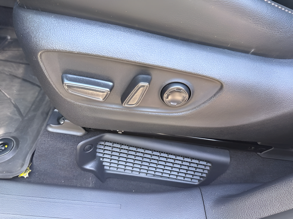 Used 2025 Toyota Sienna Platinum AWD/4WD image 10