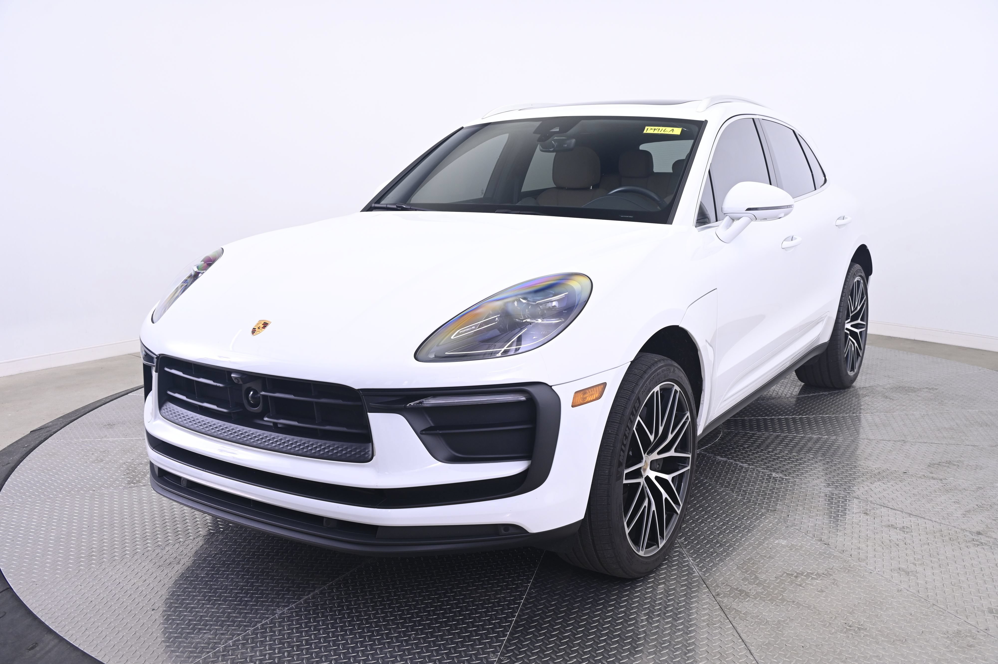 Certified 2024 Porsche Macan AWD/4WD image 1