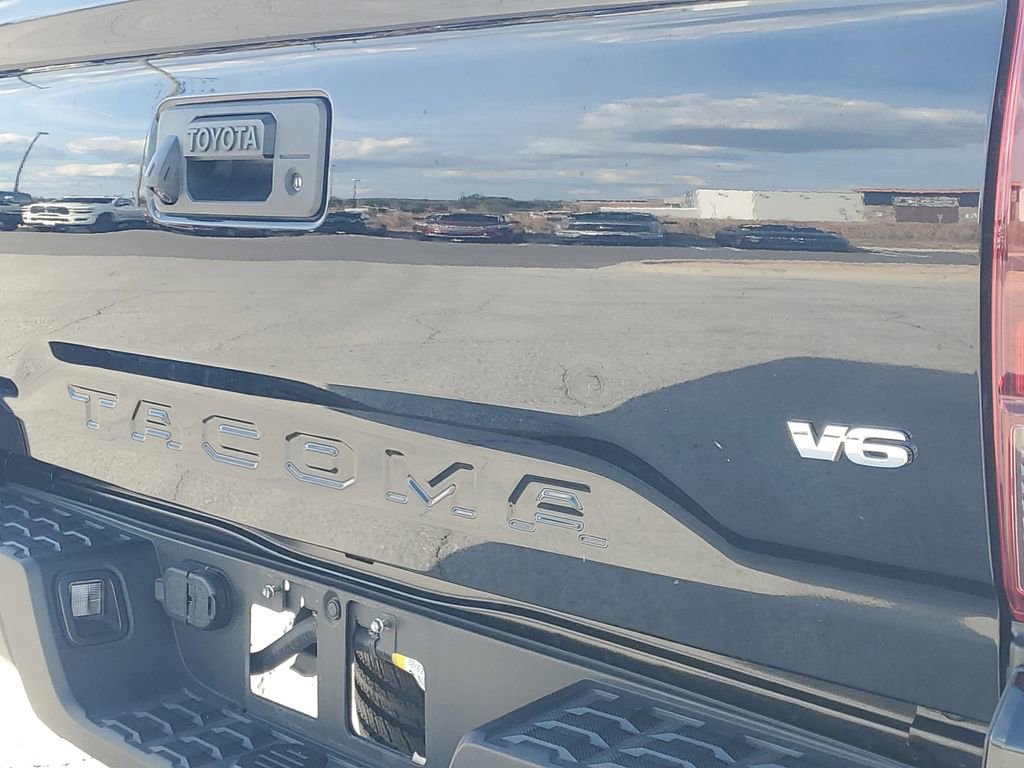 Used 2022 Toyota Tacoma SR5 w/ Technology Package image 6
