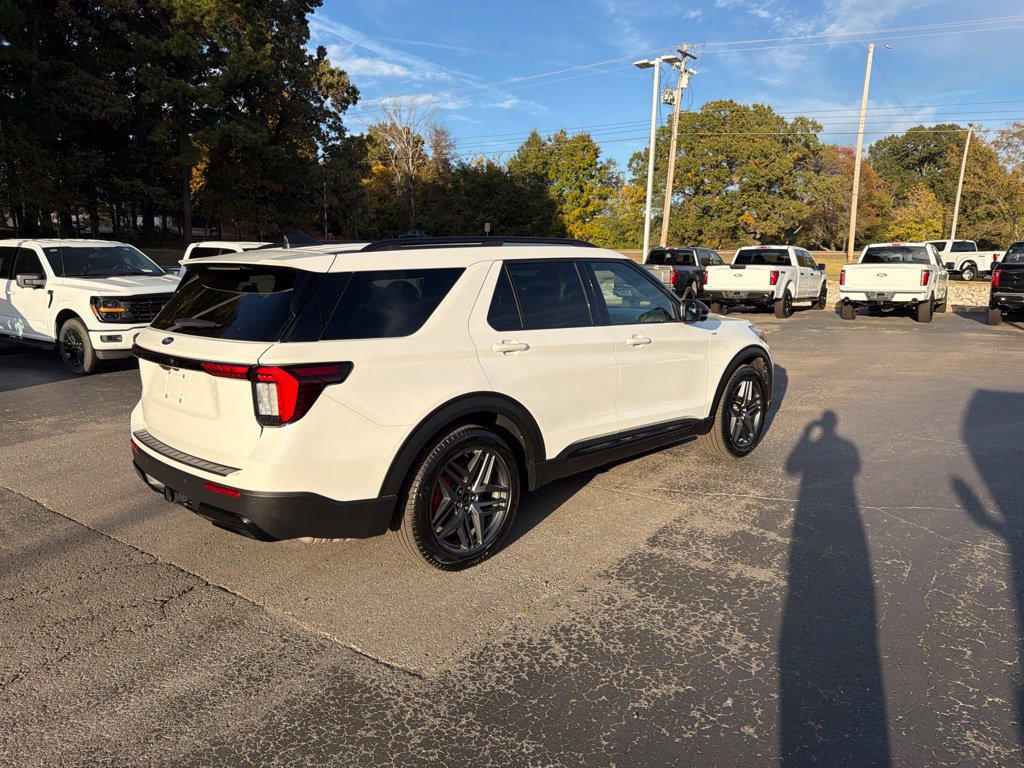 Used 2025 Ford Explorer ST-Line w/ Premium Package RWD image 3