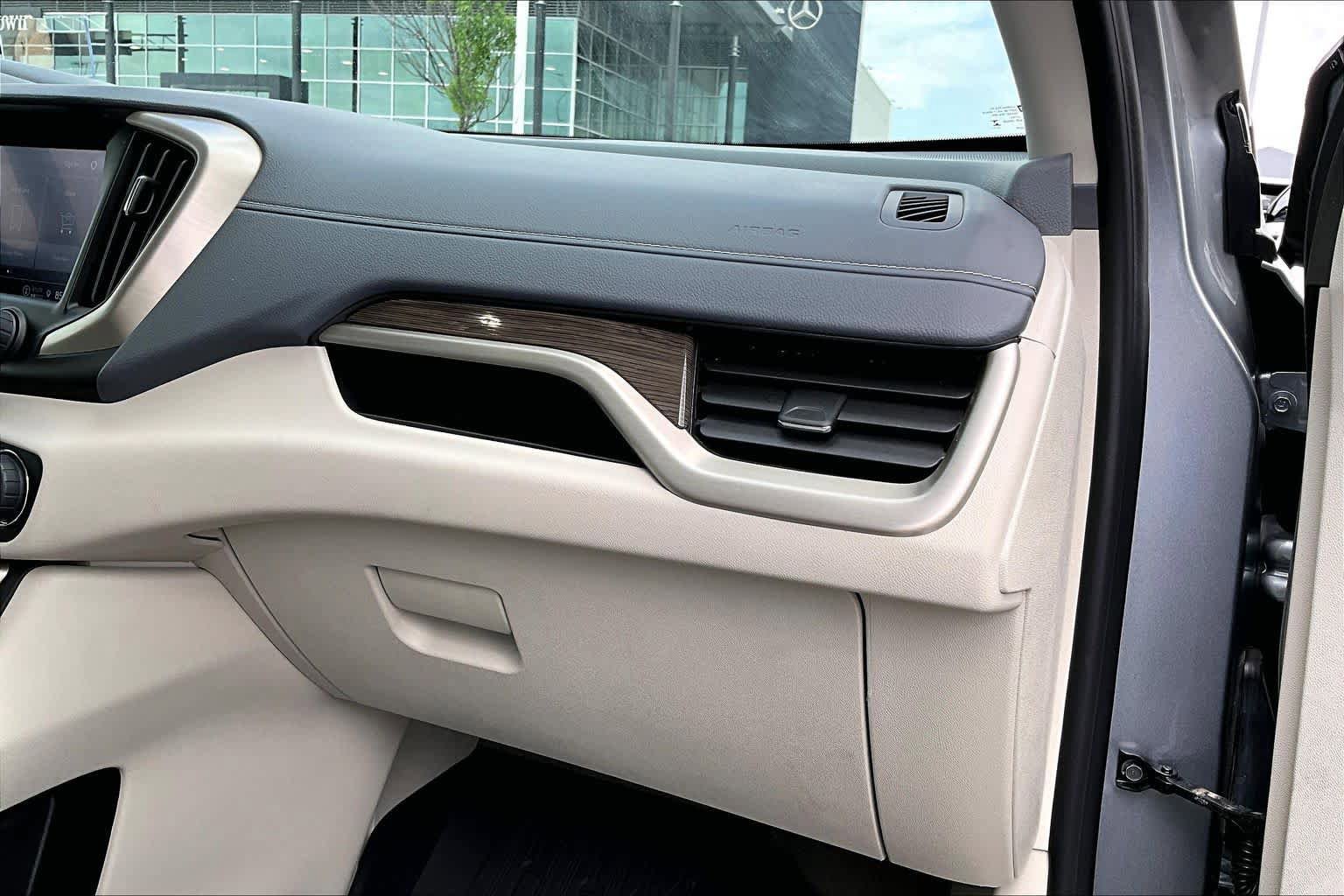 Used 2024 GMC Terrain Denali w/ Denali Premium Package AWD/4WD image 19