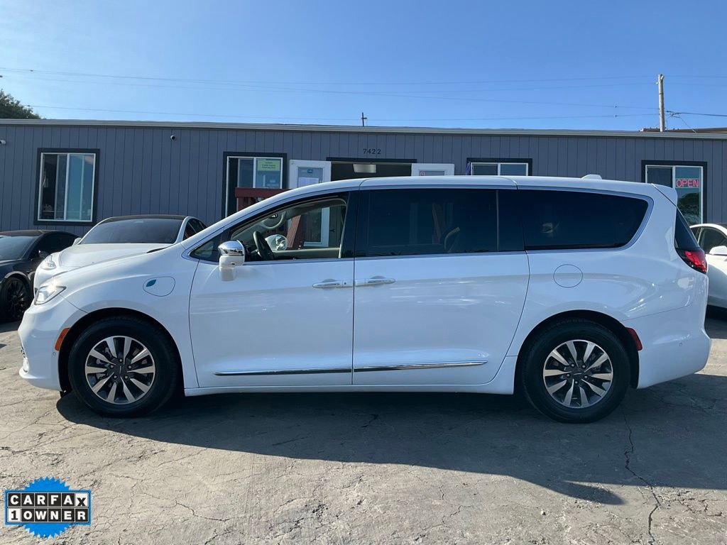 Used 2022 Chrysler Pacifica Limited w/ Uconnect Theater Family Group image 6