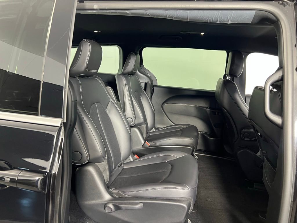 Used 2025 Chrysler Pacifica Select image 32