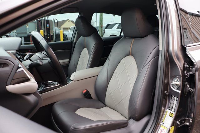 Used 2018 Toyota Camry XLE image 8