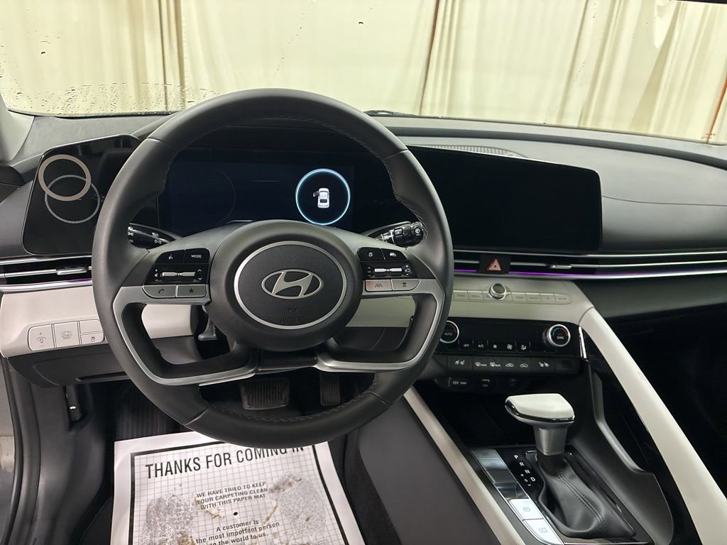 Used 2025 Hyundai Elantra Limited image 12