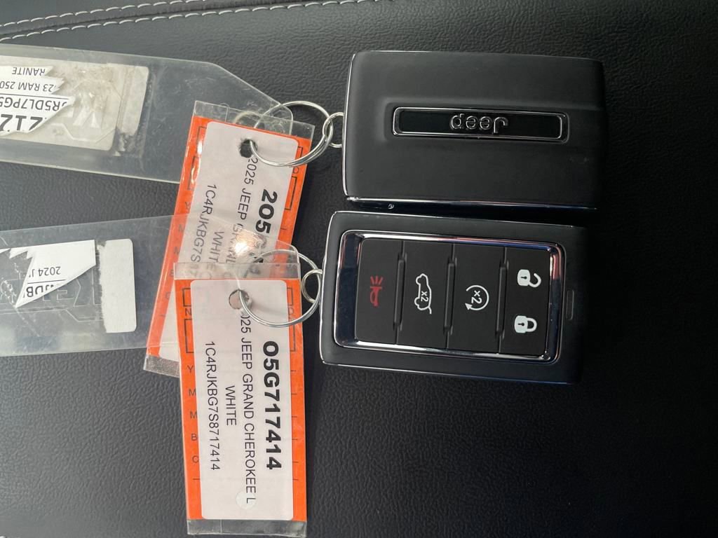 Used 2025 Jeep Grand Cherokee L Limited w/ Black Appearance Package image 16