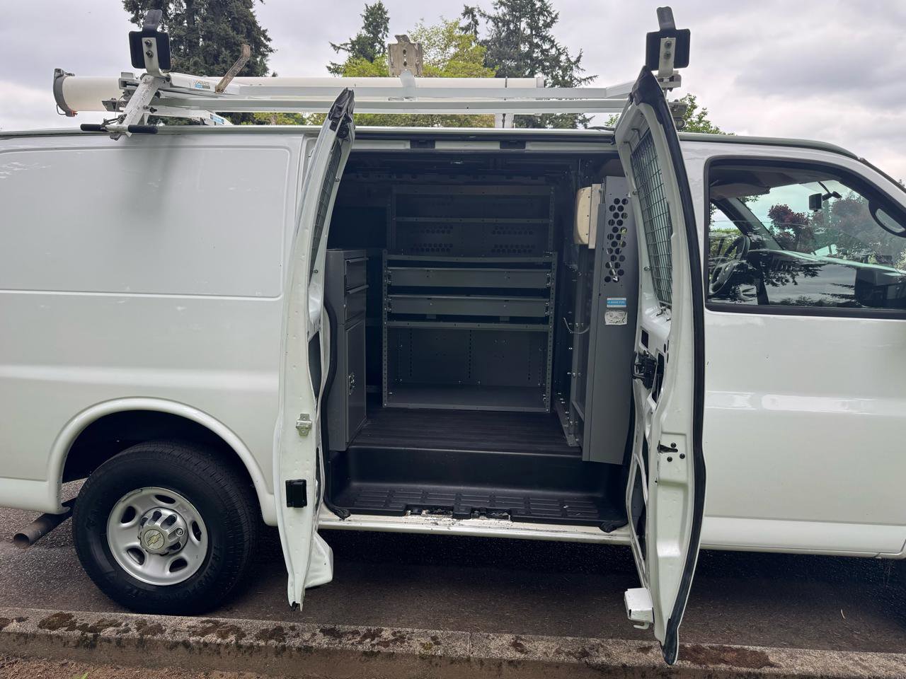 Used 2013 Chevrolet Express 2500 RWD image 24