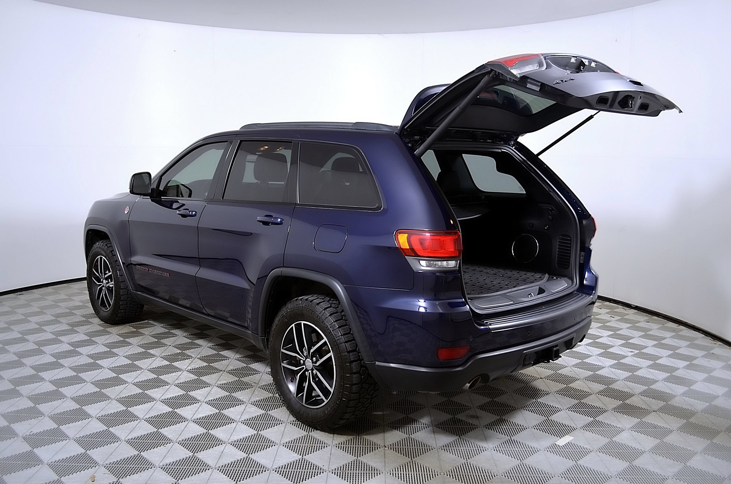 Used 2018 Jeep Grand Cherokee Trailhawk w/ Trailhawk Luxury Group AWD/4WD image 10