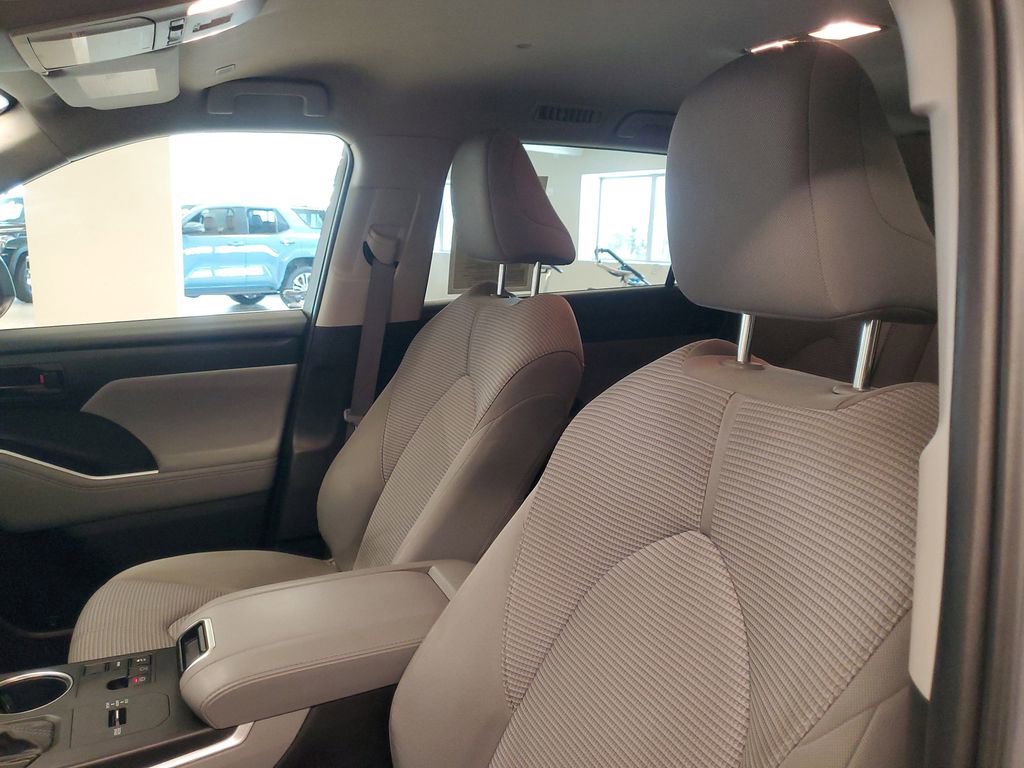 Used 2024 Toyota Highlander LE FWD image 18