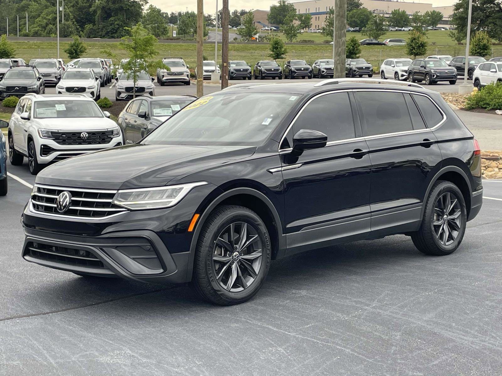 Used 2022 Volkswagen Tiguan SE w/ Panoramic Sunroof Package FWD image 3