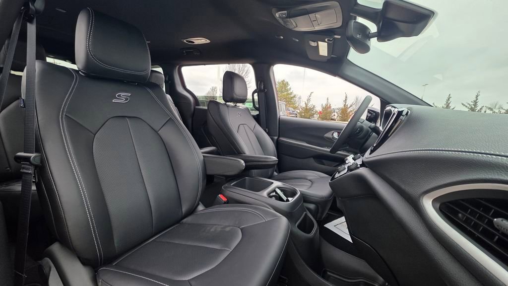 New 2026 Chrysler Pacifica Select w/ S Appearance Package image 12