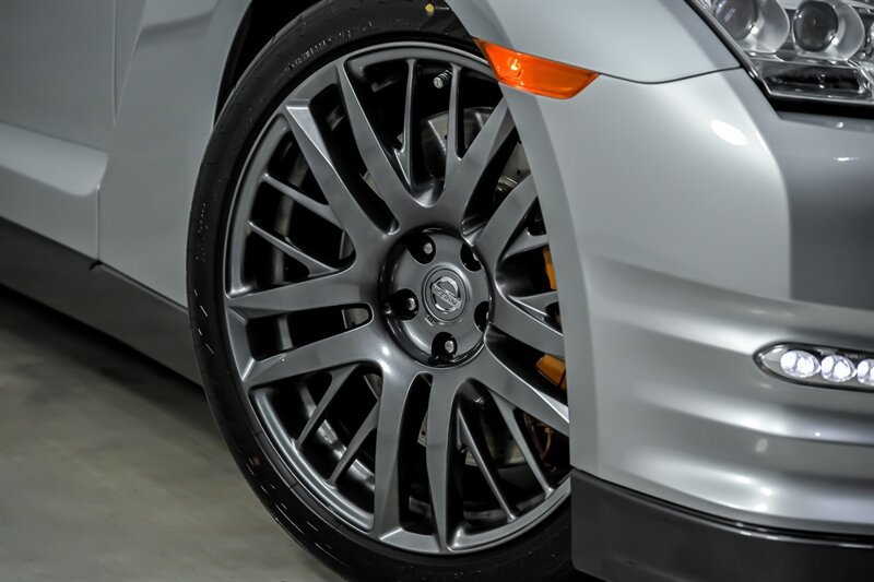 Used 2016 Nissan GT-R Premium AWD/4WD image 4