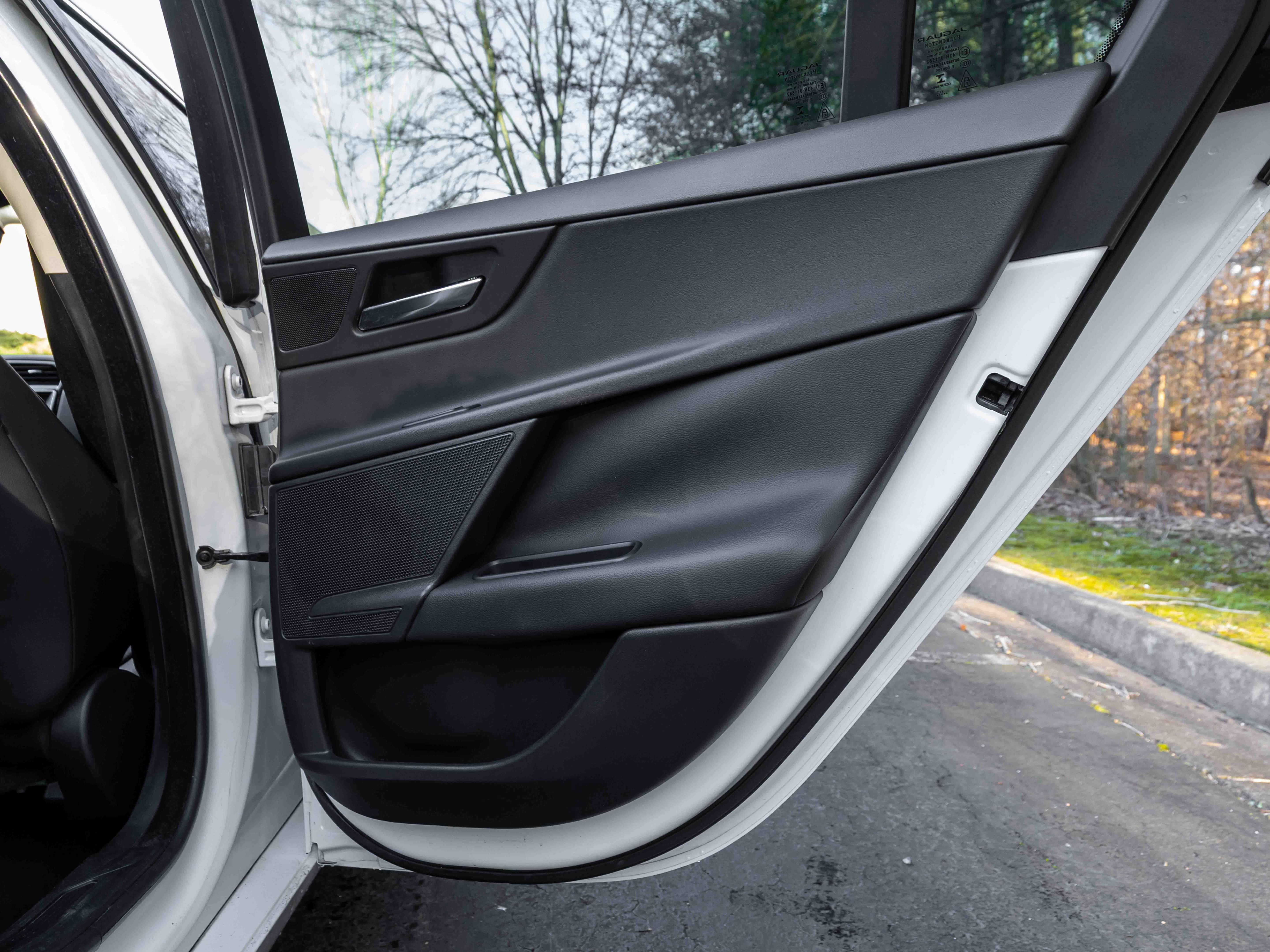 Used 2019 Jaguar XE Premium image 34