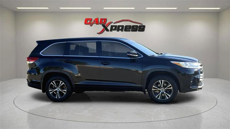 Used 2018 Toyota Highlander LE image 7